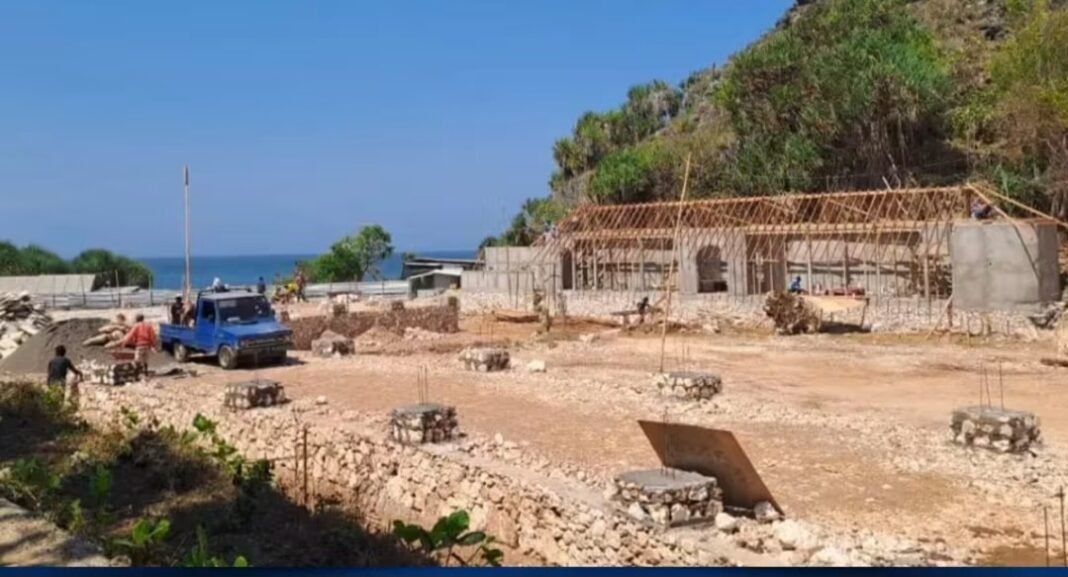 Pemerintah kabupaten Gunungkidul Menghentikan Pembangunan Resort Watu Bolong karena belum mengantongi Izin / Dalam proses